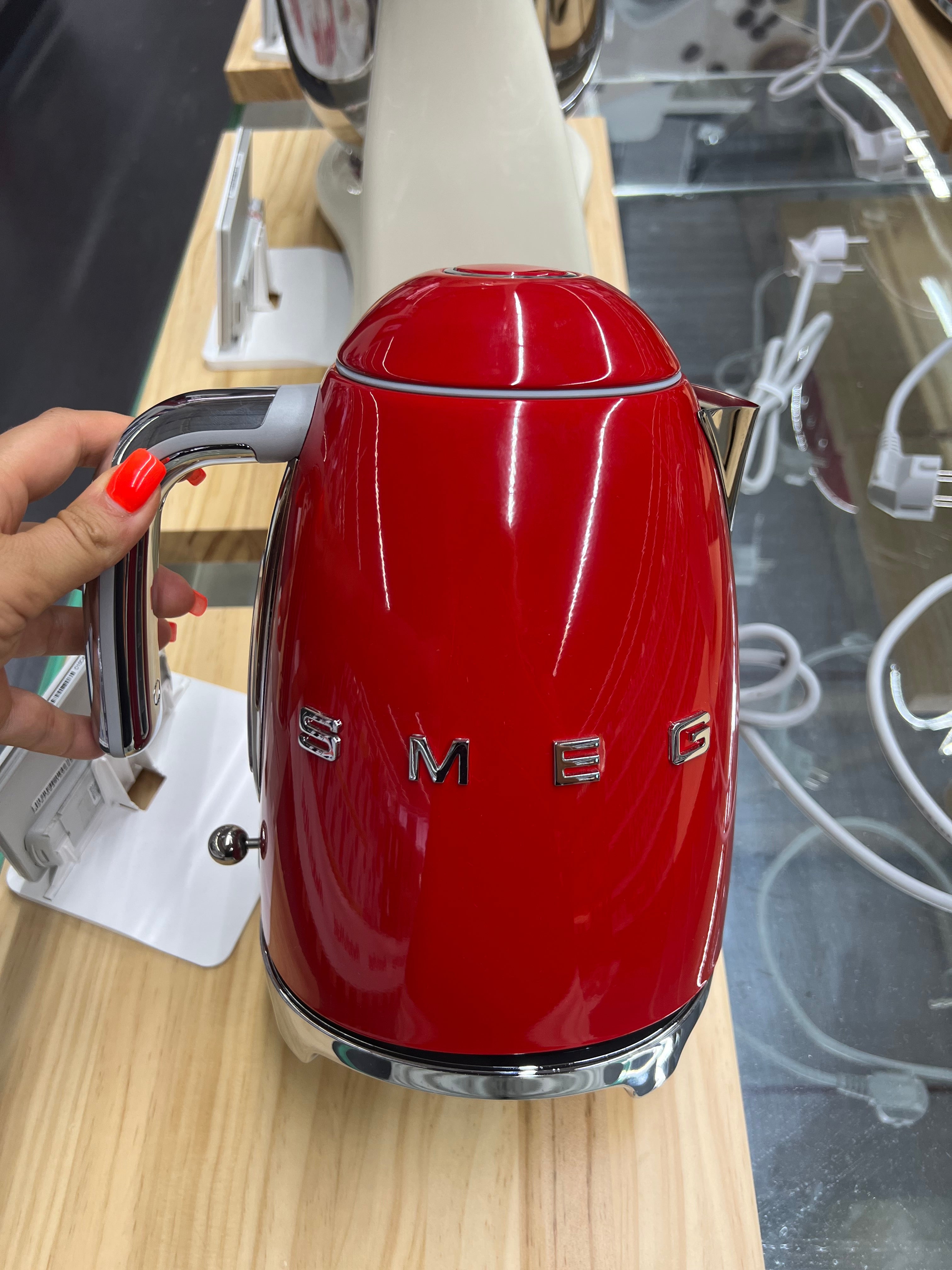 Чайник електричний з електронним управлінням Smeg KLF04RDEU - Aristomebli